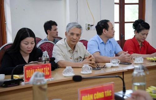 Lãnh đạo xã Ba Bể và các nhà báo Thái Nguyên tại buổi làm việc.