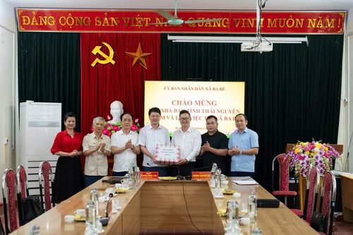 Hội Nhà báo tỉnh Thái Nguyên tặng sách, báo, tạp chí cho xã Ba Bể.