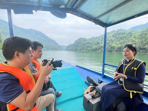 Phóng viên tác nghiệp trên Hồ Ba Bể