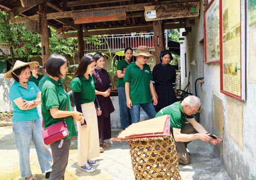 Chuyên gia UNESCO trải nghiệm tại làng nghề giấy bản Dìa Trên, xã Quảng Uyên trong đợt tái thẩm định Công viên địa chất Non nước Cao Bằng lần thứ hai tháng 6/2025.