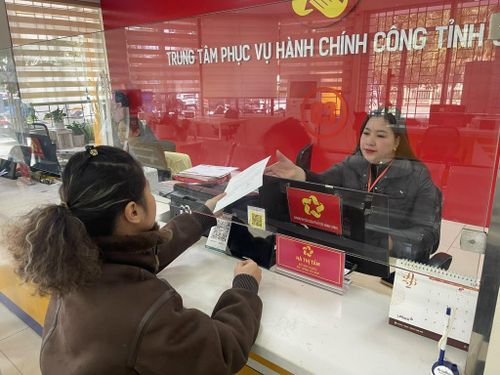 Trung tâm hành chính công tỉnh tiếp nhận, hướng dẫn, giải quyết, chuyển hồ sơ, trả kết quả thủ tục hành chính cho người dân.