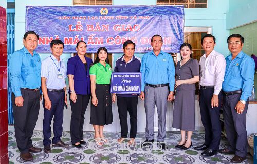Lãnh đạo LĐLĐ tỉnh Cà Mau, Công đoàn xã Năm Căn, lãnh đạo xã Năm Căn, Đất Mũi và Công đoàn cơ sở Trường THPT Viên An bàn giao nhà “Mái ấm Công đoàn” cho đoàn viên Hứa Hoàng Thơ.