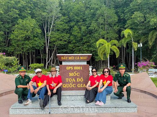  Gia đình cố nhạc sĩ Văn Cao chụp ảnh lưu niệm tại Cột mốc tọa độ Quốc gia.