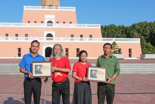 Nhạc sĩ Văn Thao đại diện gia đình trao tặng khung ảnh chân dung nhạc sĩ Văn Cao và bút tích bài “Tiến quân ca” cho Đồn Biên phòng Đất Mũi và Đảng ủy xã Đất Mũi.