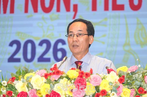 Ông Hồ Thành Nhựt, Phó Trưởng phòng Mầm non - Tiểu học, Sở GD&ĐT, đánh giá chất lượng chuyên môn các phần thi.
