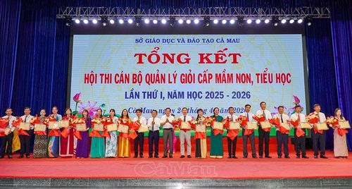 Phó Giám đốc Sở GD&ĐT Nguyễn Bá Long (bên trái) và Tạ Thanh Vũ trao giấy khen cho các thí sinh có thành tích xuất sắc tại hội thi.