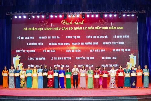 Ông Hứa Xướng Tín, quyền Trưởng phòng Giáo dục Mầm non - Tiểu học, Sở GD&ĐT, trao giấy chứng nhận danh hiệu “Cán bộ quản lý giỏi” mầm non cấp tỉnh cho các thí sinh.