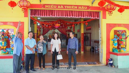 Trưởng Ban Tuyên giáo và Dân vận Tỉnh ủy Hồ Trung Việt kiểm tra công tác chuẩn bị Lễ hội Nghinh Ông tại xã Gành Hào, sáng 24/4.