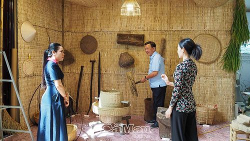 Trưởng ban Tuyên giáo và Dân vận Tỉnh ủy Hồ Trung Việt trải nghiệm các nông cụ phục vụ sản xuất lúa nước được trưng bày tại Bảo tàng Lúa nước.