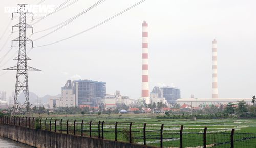 Người dân sống cạnh nhà máy cho rằng, nhà máy hoạt động gây ô nhiễm khí thải, khói bụi, ảnh hưởng đến đời sống, sinh hoạt của họ.