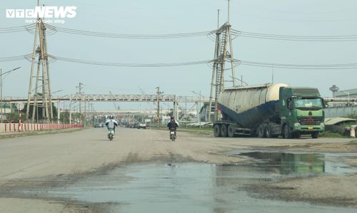 Tại tuyến đường giữa 2 nhà máy, nước chảy lênh láng, kèm theo bụi đường.