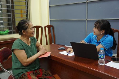 Bà Nguyễn Thị Hằng (thôn Trung Thượng) bày tỏ thái độ vô cùng hài lòng với mô hình “Chính quyền thân thiện – thuận tiện cho người dân”. Ảnh: Hương Giang