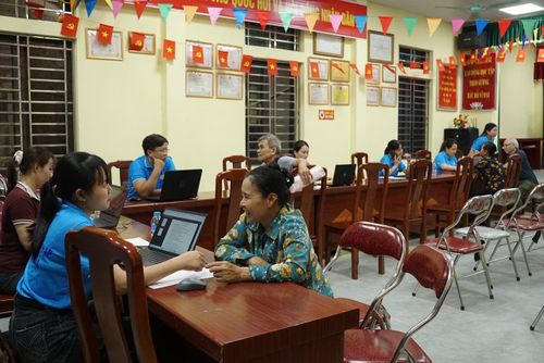 Cán bộ tư pháp xã Ứng Hòa hướng dẫn người dân thực hiện thủ tục hành chính. Ảnh: Hương Giang