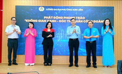 Lãnh đạo Liên đoàn Lao động thành phố và phường Kim Liên bấm nút phát động Phong trào “Không gian xanh - Góc thư giãn Công đoàn”. Ảnh: PV