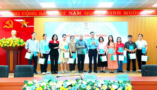 Lãnh đạo Liên đoàn Lao động thành phố và phường Kim Liên trao quà cho các đoàn viên khó khăn. Ảnh: PV