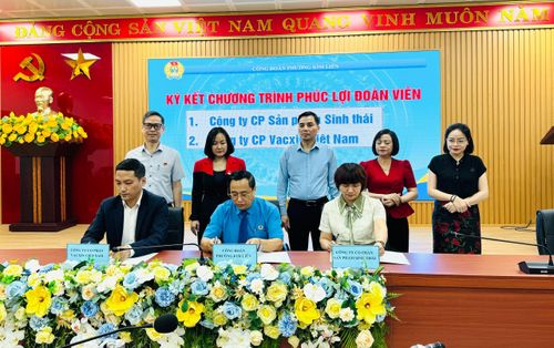 Lãnh đạo Liên đoàn Lao động thành phố và phường Kim Liên chứng kiến ký kết chương trình phúc lợi đoàn viên của 2 đơn vị với Công đoàn phường Kim Liên. Ảnh: PV