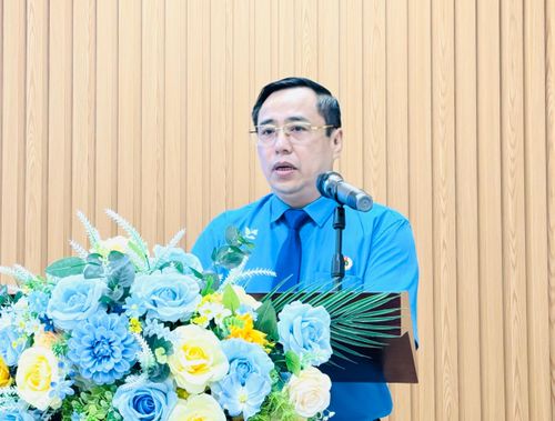 Phó Chủ tịch Thường trực Ủy ban MTTQ Việt Nam phường, Chủ tịch Công đoàn phường Kim Liên Nguyễn Văn Quang phát động tại hội nghị. Ảnh: PV