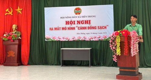 Chủ tịch Hội Nông dân xã Tiến Thắng Nguyễn Xuân Trường phát biểu tại hội nghị ra mắt mô hình. Ảnh: PV