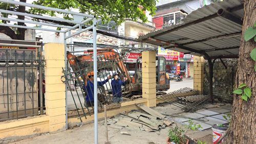 Lực lượng thi công tháo dỡ hàng rào, mái che tại trụ sở Công an phường Thanh Xuân. Ảnh: Tùng Lâm