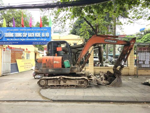 Máy móc được huy động để phục vụ dự án. Ảnh: Tùng Lâm