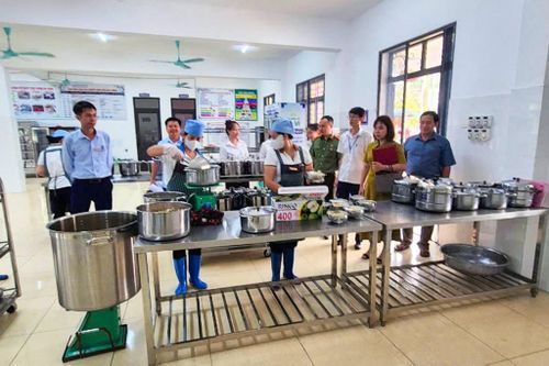 Đoàn kiểm tra liên ngành ATTP xã Vật Lại kiểm tra điều kiện vệ sinh và việc bảo đảm an toàn thực phẩm tại khu vực chế biến. Ảnh: Xã Vật Lại