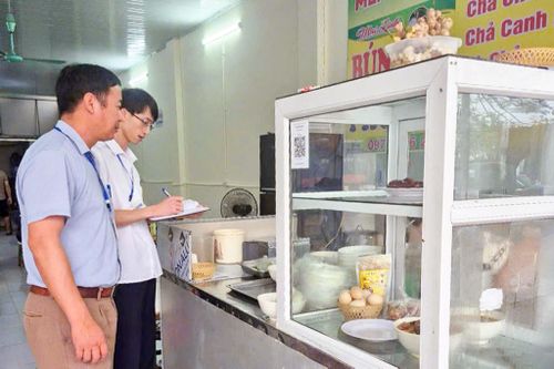 Đoàn kiểm tra liên ngành ATTP xã Vật Lại kiểm tra thực tế tại một cơ sở sản xuất, kinh doanh thực phẩm trên địa bàn. Ảnh: Xã Vật Lại