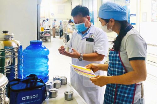 Tiến hành lấy mẫu thực phẩm để kiểm nghiệm, đánh giá chất lượng và mức độ an toàn. Ảnh: Xã Vật Lại