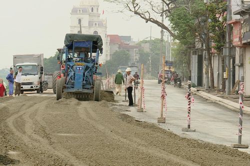 Vừa thi công, vừa đảm bảo an toàn giao thông trên tuyến tỉnh lộ 428A. Ảnh: Anh Đức