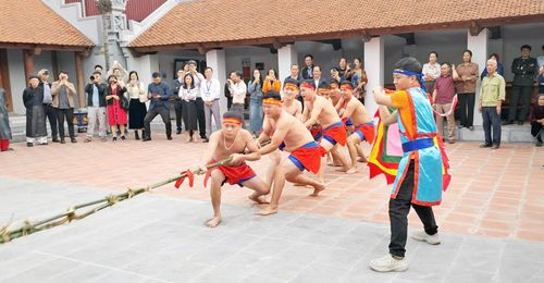 Trình diễn Nghi lễ Kéo Mỏ tại xã Đa Phúc phục vụ du khách. Ảnh: Hoài Nam