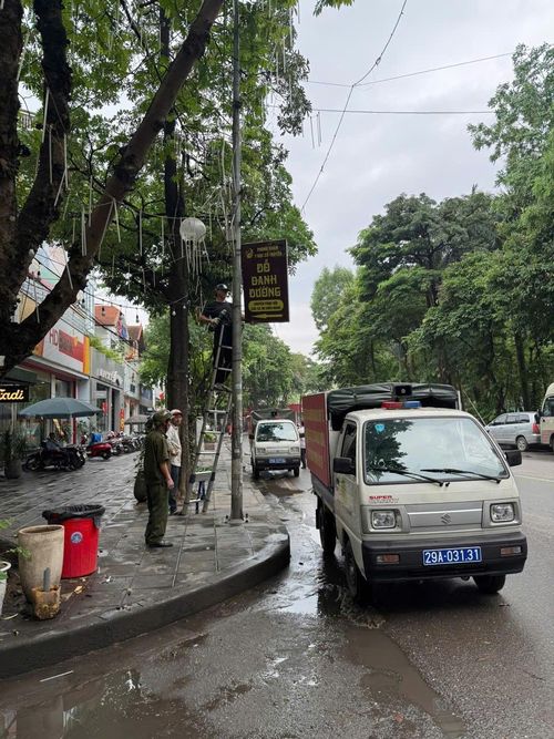 Lực lượng chức năng Hoàng Liệt đã thu giữ hàng trăm biển quảng cáo, xe đẩy, bàn ghế; tháo dỡ 15 mái che và 23 bục bệ bê tông sai quy định, trả lại mặt bằng thông thoáng cho nhân dân. Ảnh TA