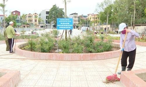 Nhờ sự gương mẫu của bà Trần Thị Quỳnh, phong trào giữ gìn vệ sinh môi trường tại thôn 3 Yên Mỹ ngày càng đi vào nền nếp. Ảnh: PV