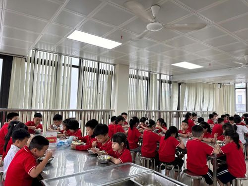 Bữa ăn bán trú ở Trường Tiểu học Thúy Lĩnh, phường Lĩnh Nam, luôn được Ban giám hiệu nhà trường quan tâm, chú trọng hàng đầu. Ảnh: NT