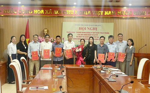 Trao quyết định thành lập Tổ tự giám sát an toàn thực phẩm tại cộng đồng cho đại diện các thôn, tổ dân phố. Ảnh: Nga Nguyễn
