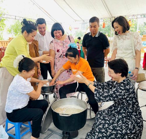 Trải nghiệm nấu cháo Se tại xã Ô Diên. Ảnh: Ánh Bình