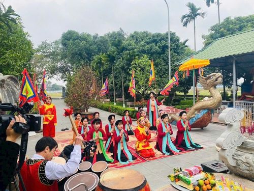 Hoạt động diễn xướng hát chèo tàu Tổng Gối được lưu truyền từ thế kỷ XVII đến nay được xã Ô Diên nghiên cứu, đầu tư bài bản để trở thành biểu tượng di sản văn hóa phi vật thể tiêu biểu của Thủ đô. Ảnh: Ánh Bình