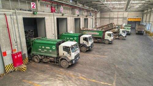 Xe chở rác tập kết về nhà máy xử lý. Ảnh: Quang Thái