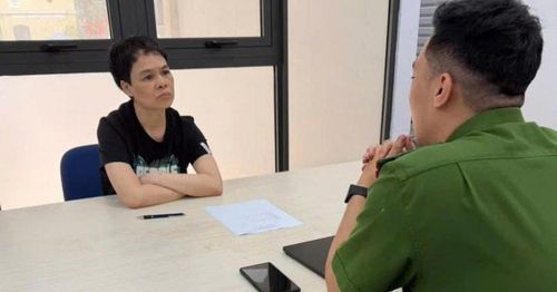 Đối tượng Trần Thị Xuân Hương tại cơ quan công an. Ảnh: Cơ quan công an cung cấp