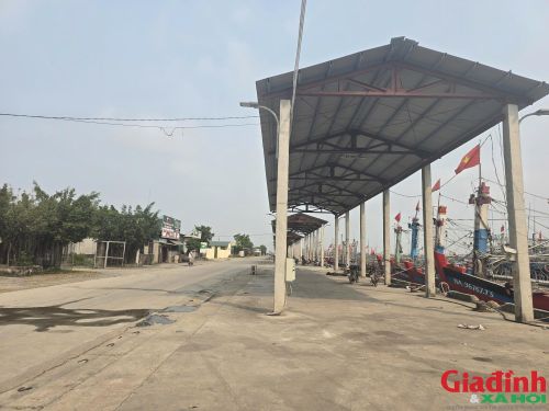 Bờ nam cảng Lạch Quèn (xã Quỳnh Phú) chìm trong cảnh đìu hiu.