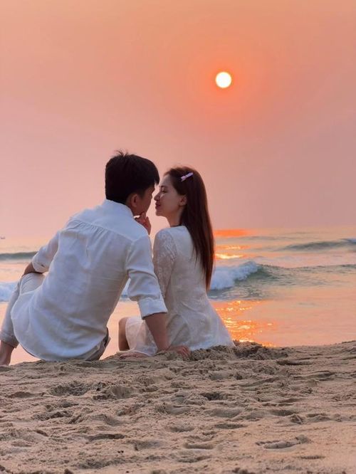 Trên trang cá nhân, chồng quân nhân của Hòa Minzy cũng khoe khoảnh khắc tình tứ của 2 người.