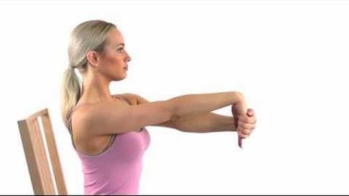 Cách thực hiện động tác duỗi cổ tay giảm cứng khớp, tăng phạm vi chuyển động.