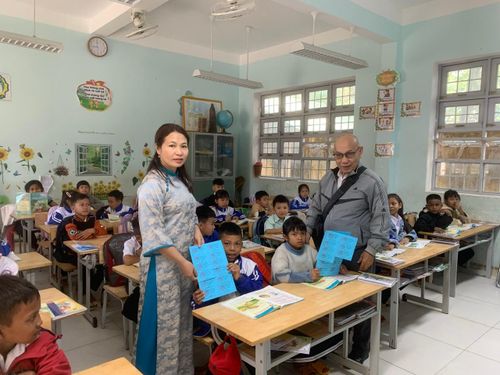 Bác sĩ Tiến đến thăm một lớp học và tìm hiểu hoàn cảnh của các em học sinh.