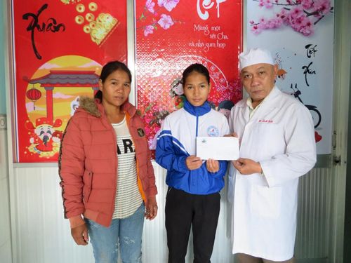 Bác sĩ Tiến trao học bổng cho một em học sinh có hoàn cảnh khó khăn ở Ia Chim