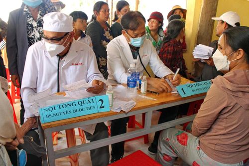 Bác sĩ Tiến tham gia một buổi khám tổng quát cho đồng bào dân tộc thiểu số.