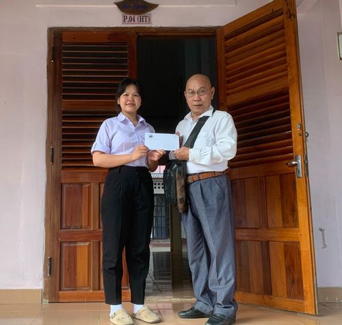 Bác sĩ Tiến trao học bổng cho em Y Na Na.