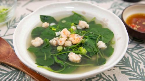 Canh rau má nấu tôm là liều thuốc giải nhiệt hiệu quả.