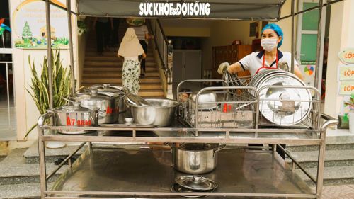 Phương tiện vận chuyển suất ăn chín cho trẻ của trường Mầm non An Đồng cần được bổ sung lồng kính che chắn hạn chế bụi bẩn, đảm bảo an toàn vệ sinh thực phẩm.