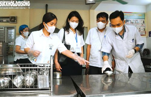 Đoàn kiểm tra đang lấy mẫu test nhanh tại bếp ăn.