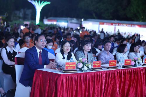 Lãnh đạo UBND tỉnh Ninh Bình, đại diện các sở, ngành của tỉnh tham dự sự kiện. Ảnh: Duy Hưng 