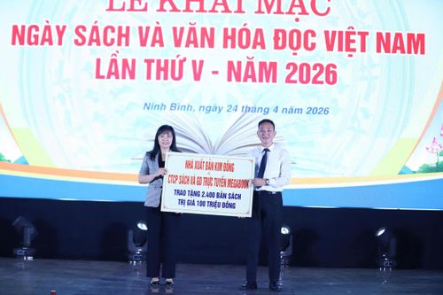 Đại diện ngành Giáo dục - Đào tạo tỉnh tiếp nhận sách tặng từ Ban tổ chức. Ảnh: Duy Hưng 