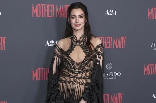 Anne Hathaway diện thiết kế xuyên thấu tại sự kiện ra mắt phim Mother Mary. Ảnh: WireImage.